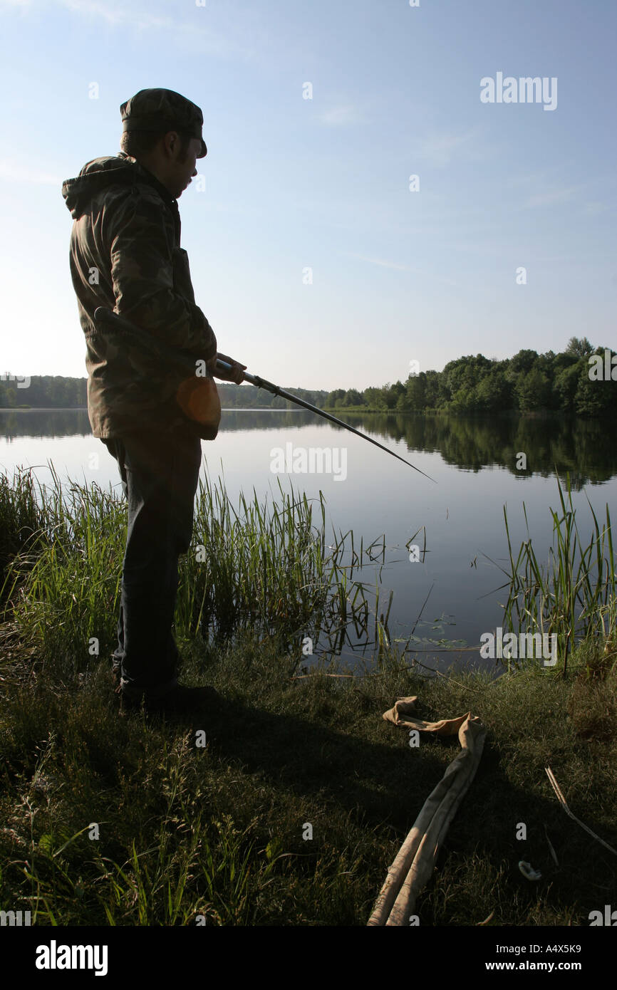 05.06.2005. Ucraina, Kiev. Pescatore solitario stagliano contro il cielo mattutino. Foto Stock