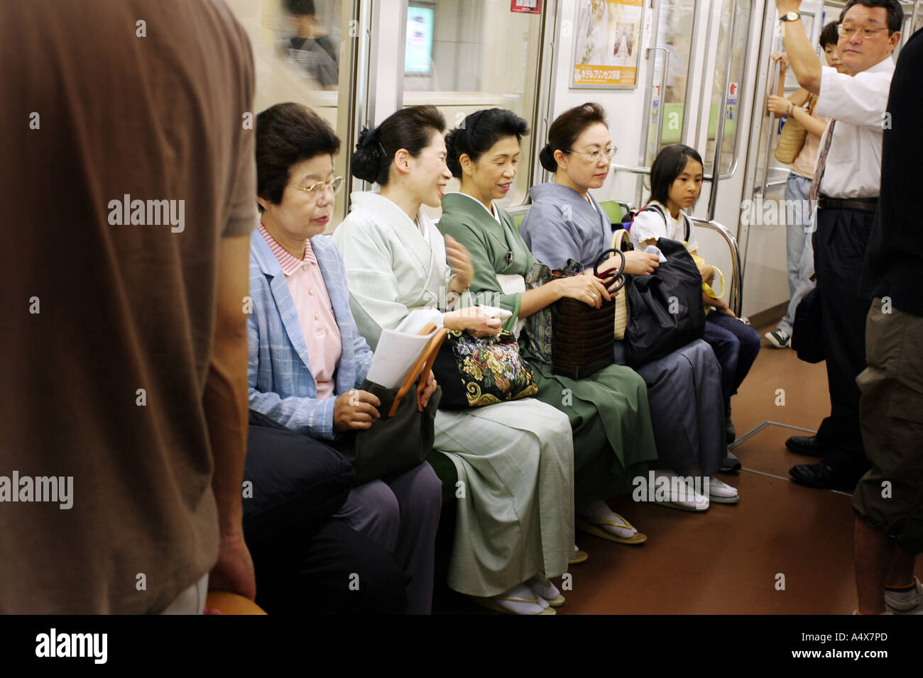 Il tè giapponese signori vestiti in kimono tradizionali sul treno della metropolitana in Kyoto Foto Stock