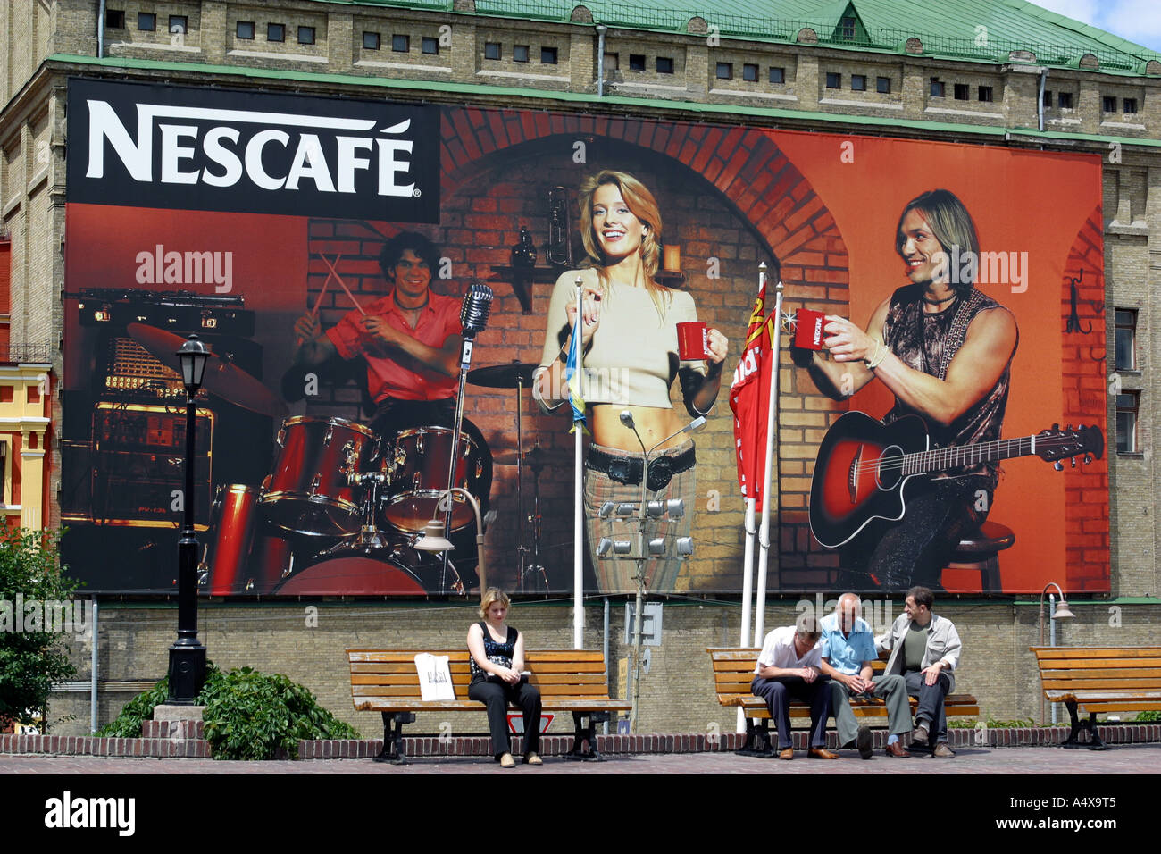 Un gigante Nescafe banner a Kiev in Ucraina 2003 Foto Stock