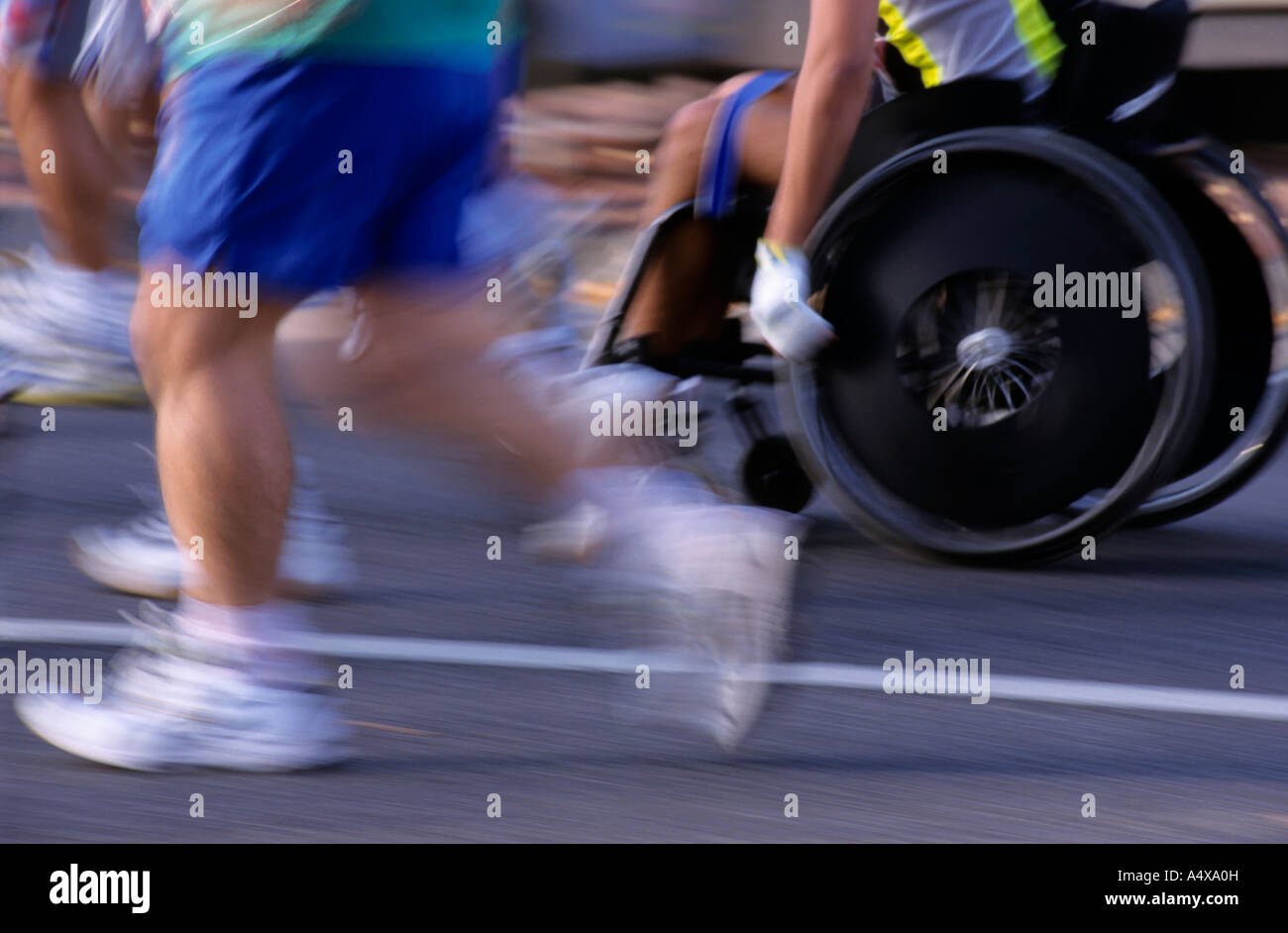 Guide e portatori di handicap in carrozzina racing insieme, Marsiglia, Francia. Foto Stock