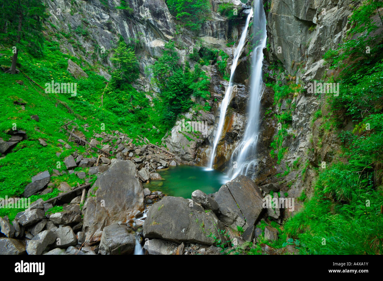 La cascata di cadere in un po' lago, esposizione di lungo periodo e la Valle della Val Passiria, Trentino, Alto Adige, Italia Foto Stock