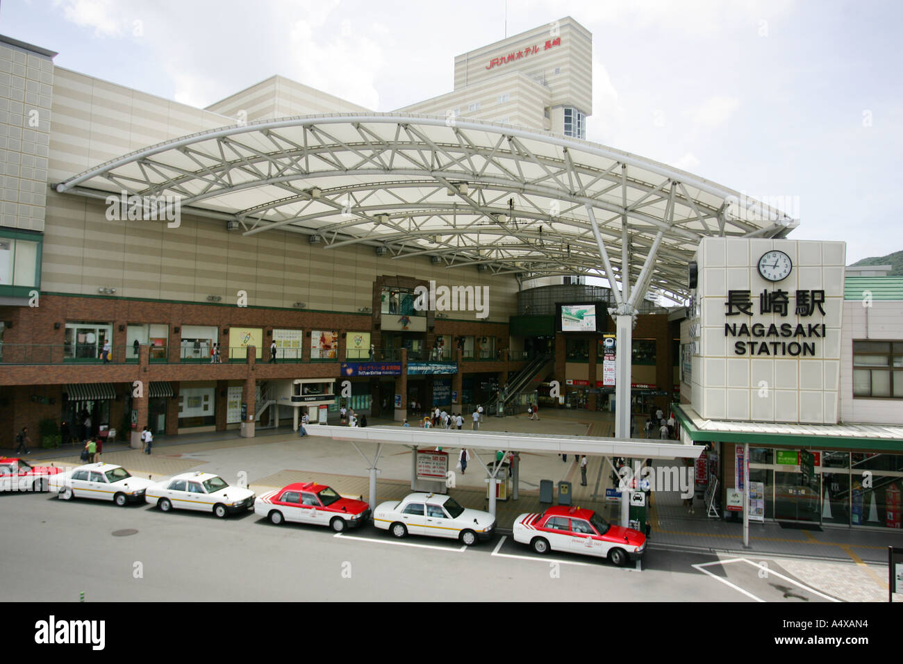 Una vista esterna di Nagasaki stazione ferroviaria del Giappone Foto Stock