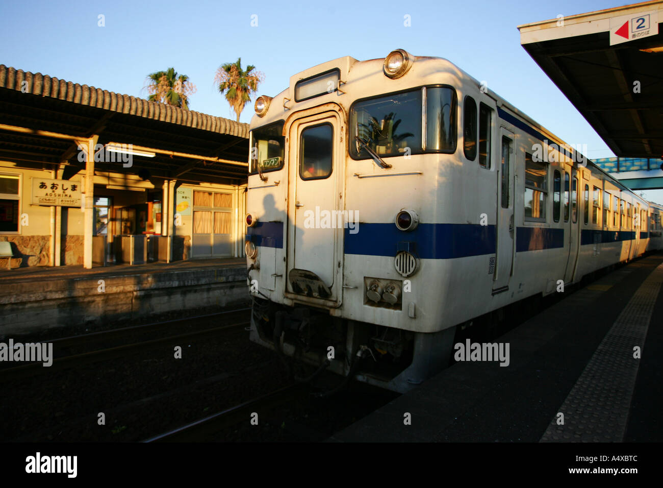 Un treno JR sulla piattaforma Aoshima stazione ferroviaria, Miyazaki, Isola di Kyushu, Giappone Foto Stock