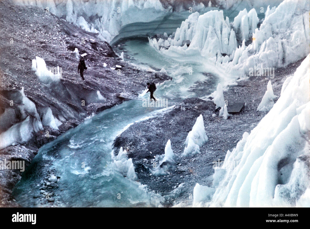 Attraversamento di un flusso glaciale del Ladakh orientale Jammu Kashmir Foto Stock