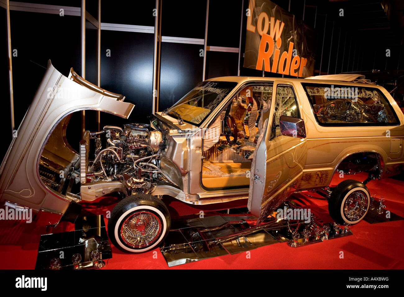 Bassa dorato rider della show car, presentano a essen motor show, NRW, Germania Foto Stock
