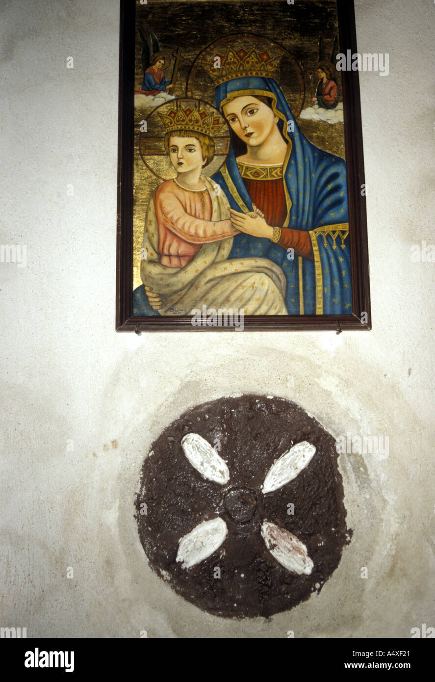 Pittura e simbolo della croce copta nel monastero di Wadi Natrun, Egitto Foto Stock