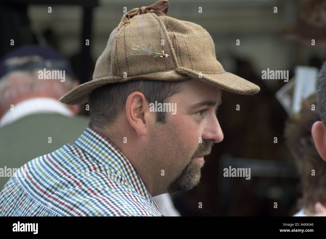 Uomo che indossa un tweed Sherlock Holmes hat Foto Stock