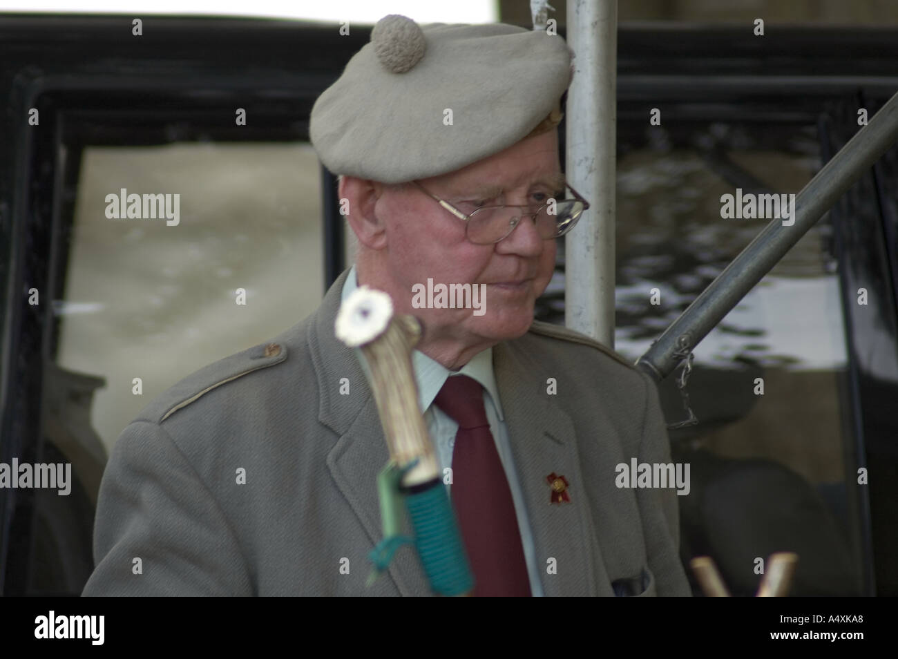 Uomo anziano in elegante residenza di abbigliamento Foto Stock