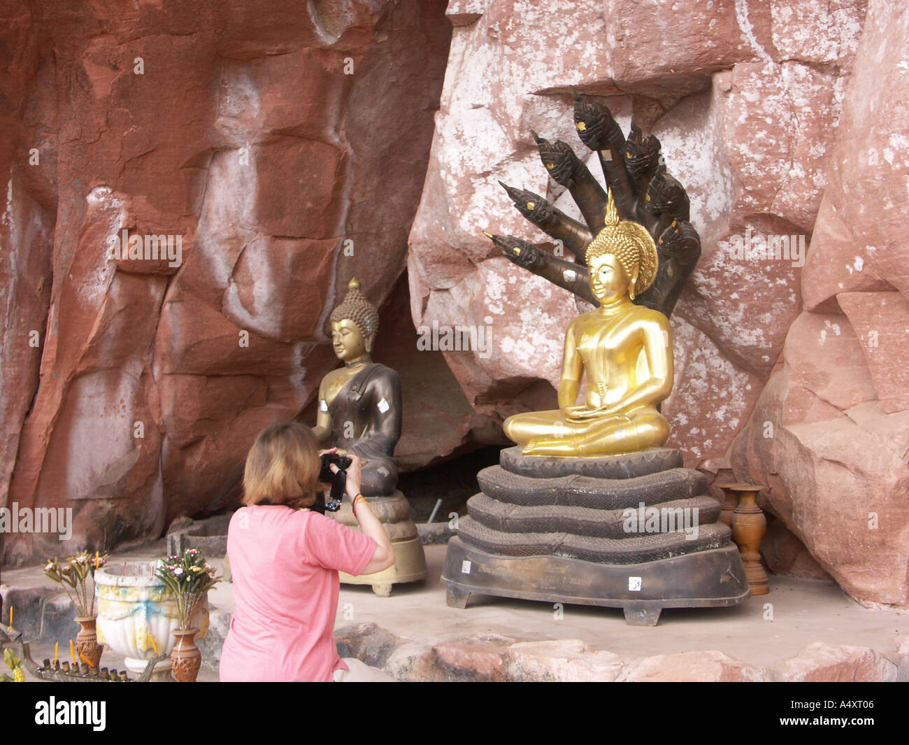 Fotografie turistiche un naga Buddha come ascende che rappresentano i livelli di illuminazione buddista di Wat Phu Tok in Thailandia Foto Stock