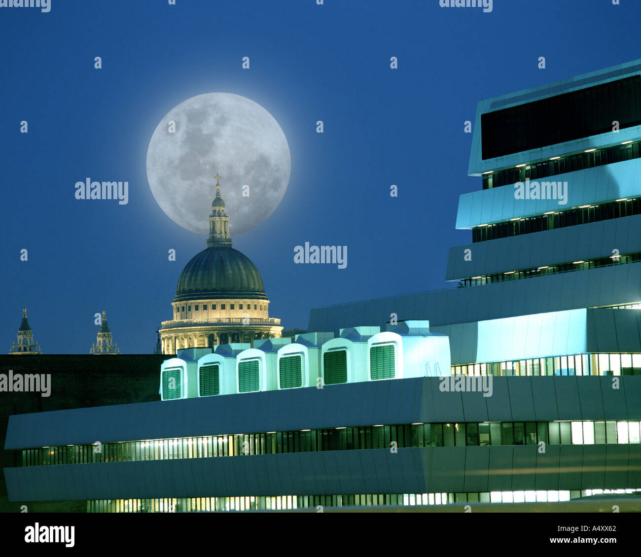 GB - LONDRA: Luna oltre la Cattedrale di St Paul Foto Stock