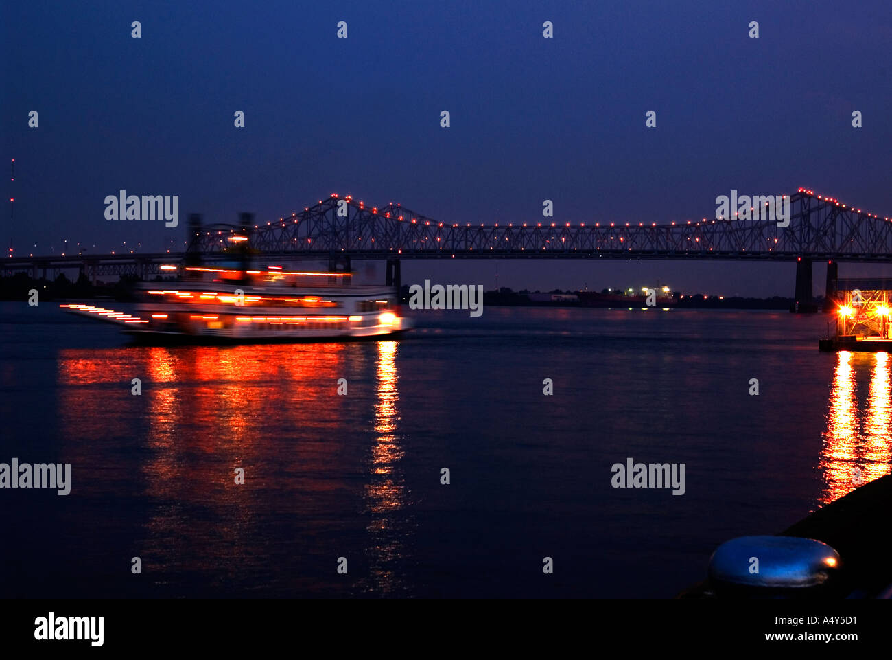 Barca a remi accanto a crociera Riverwalk New Orleans LA USA Foto Stock