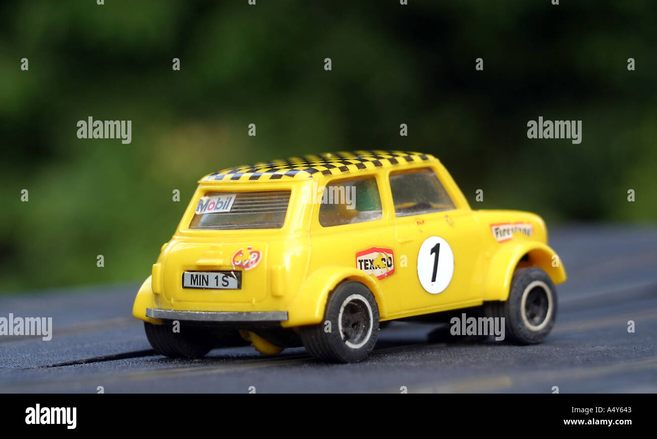 Inizio 1980 s Scalextric auto vintage rare Mini 1275 GT C 122 vettura giallo Foto Stock