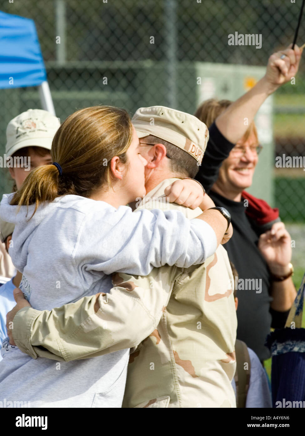 Baci e abbracci durante benvenuti home sfilata per i soldati della Louisiana National Guard 256che ha servito in Iraq Lafayette LA USA 2 Foto Stock