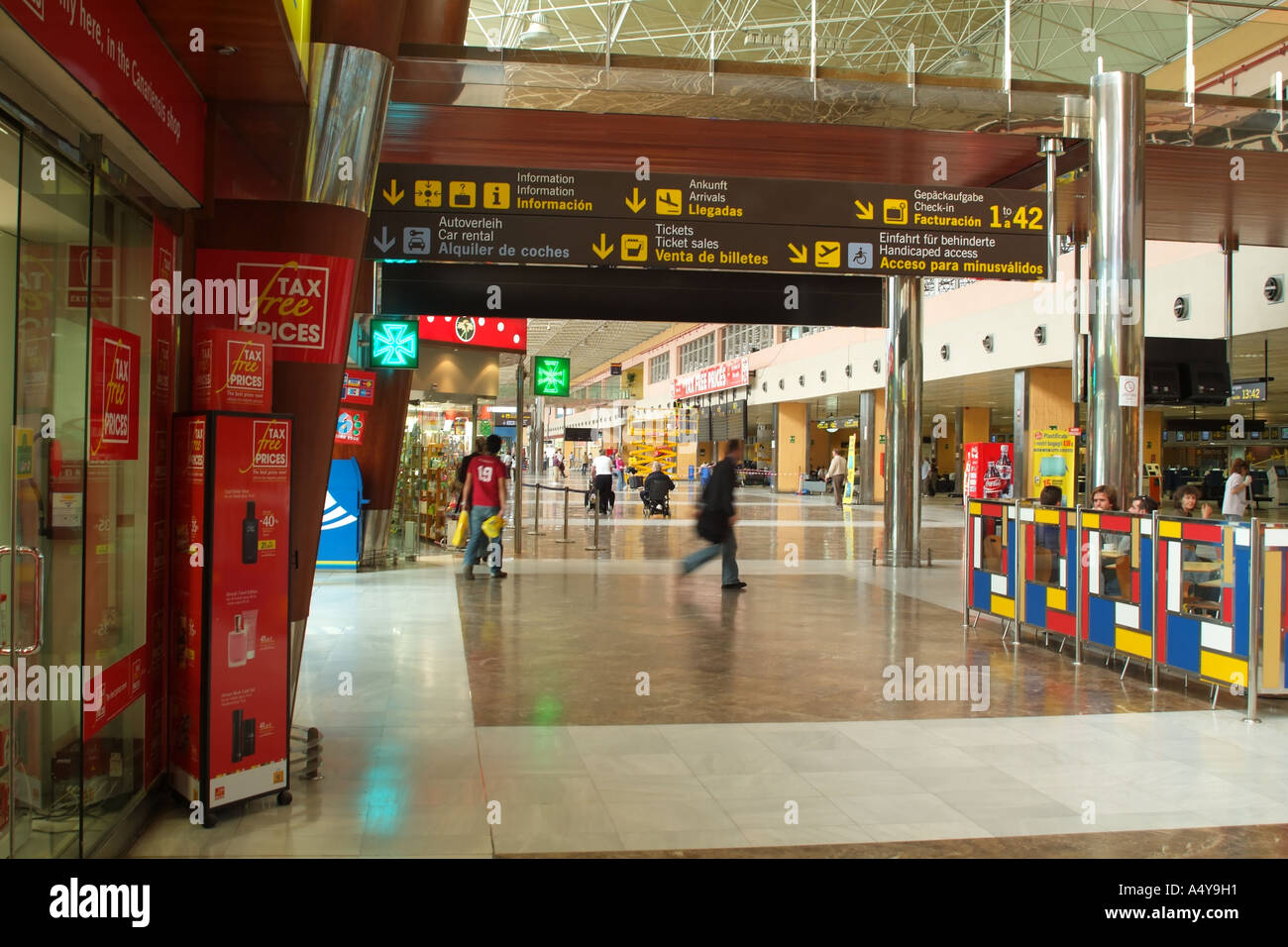 Passeggeri a Tenerife Sur Reina Sofia aeroporto nel sud di Tenerife Isole Canarie Spagna Foto Stock