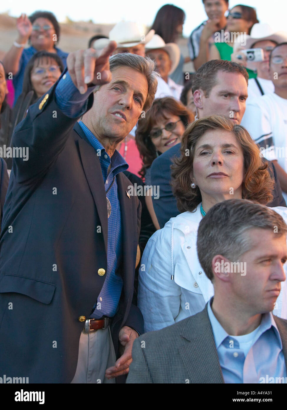 Il senatore e onorevole John Kerry in piedi in pubblico di ottantatreesimo Intertribal cerimonia indiana Gallup NM Foto Stock