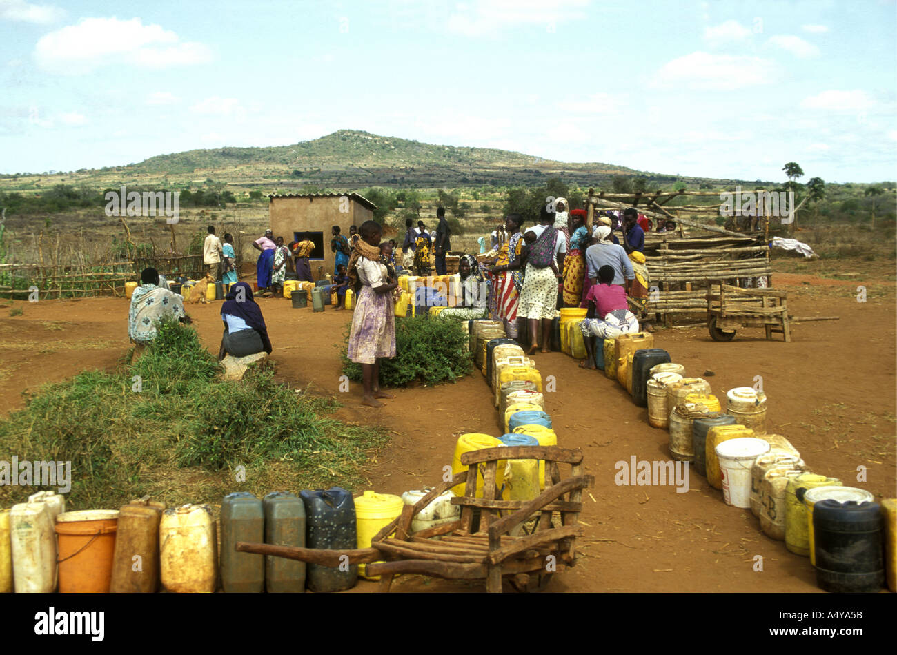 Contenitori allineati in corrispondenza di un punto di acqua nel distretto di Machakos Kenya Africa orientale Foto Stock