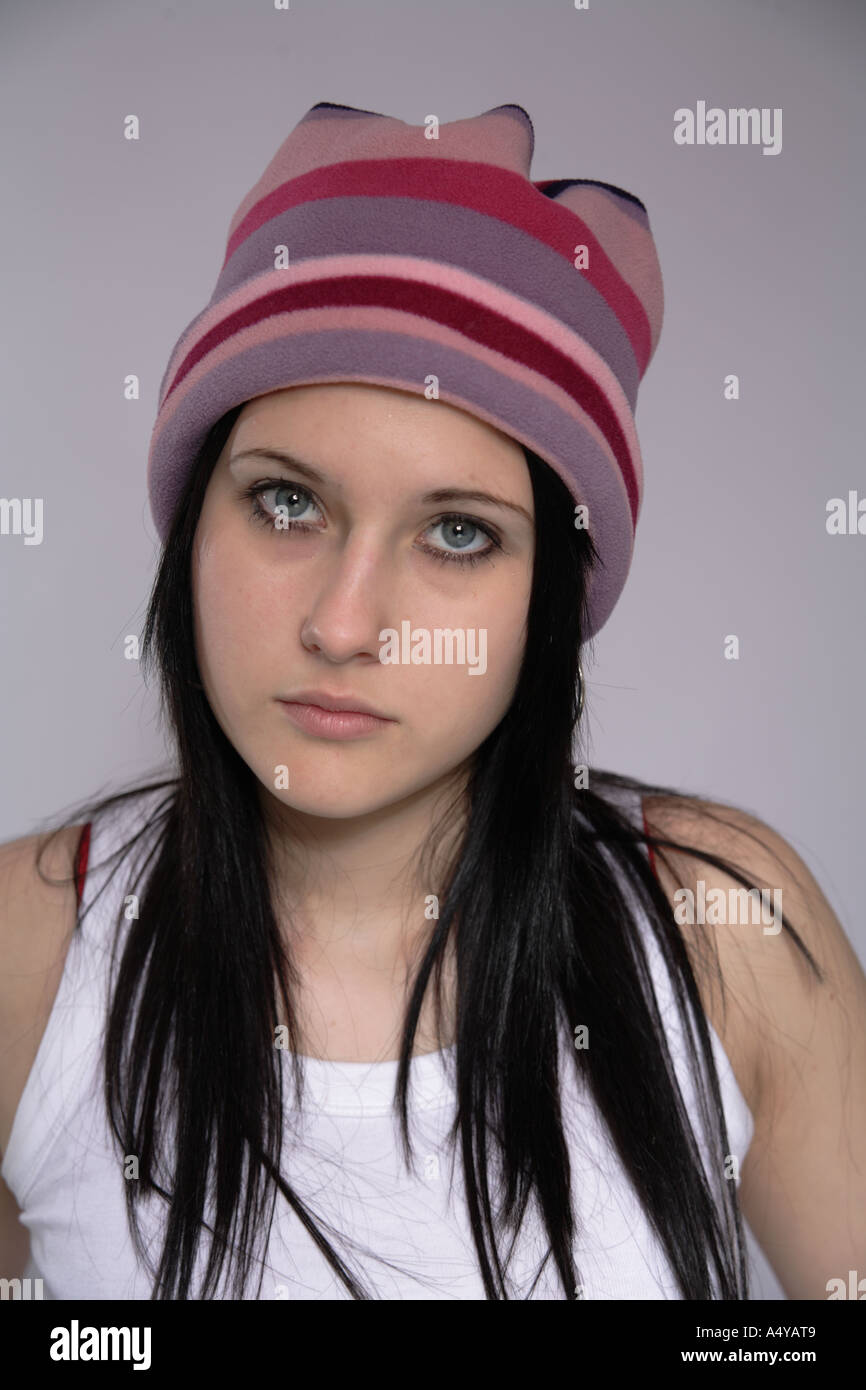 Giovane donna di 16 anni con cappellino stripey sfumature di viola cercando gravi Foto Stock