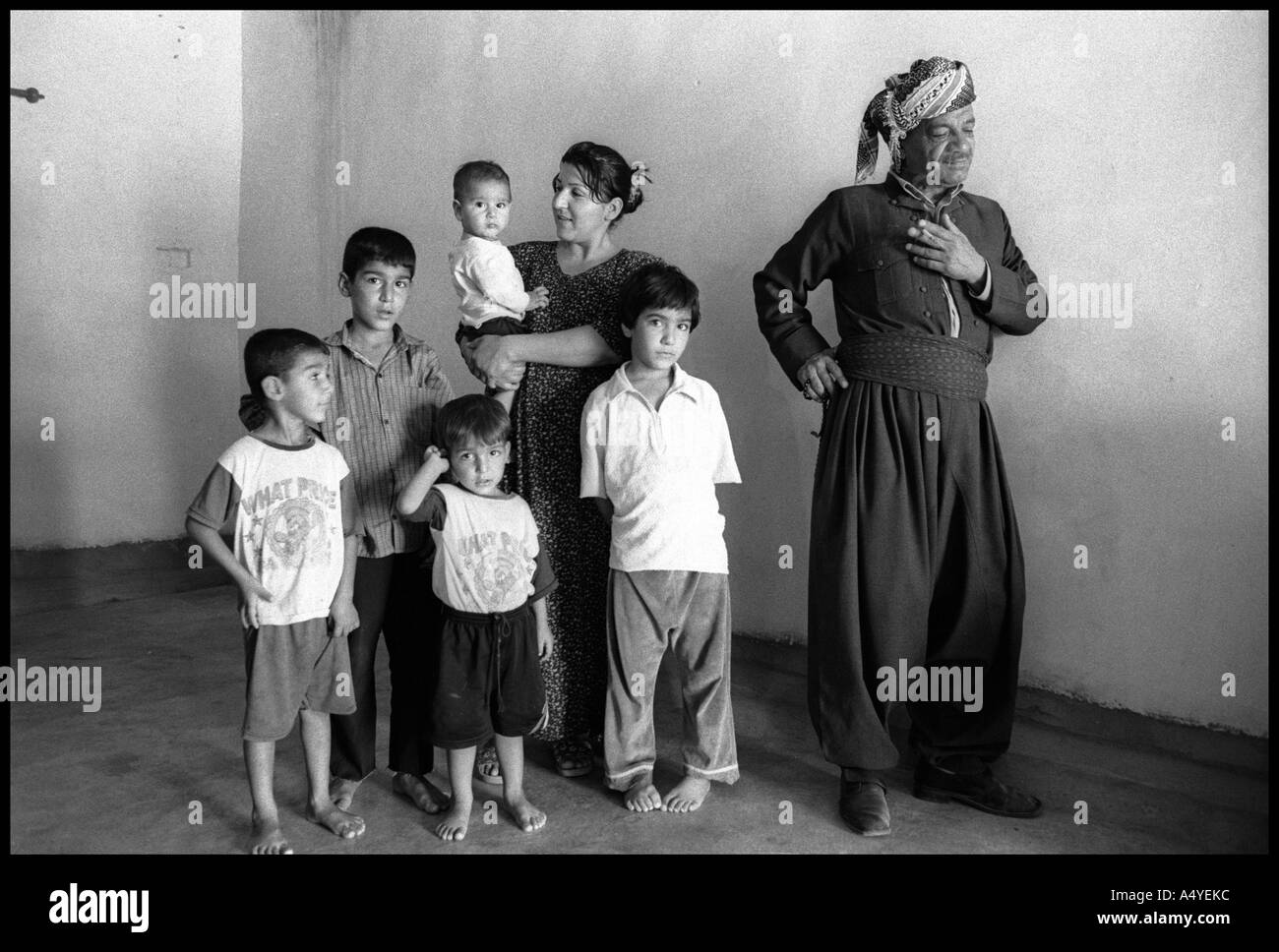 Famiglia curda nel loro salotto, quarradarra Foto Stock