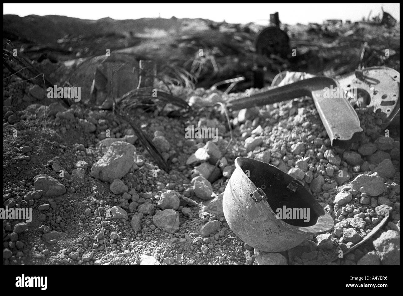 Casco di rottami di metallo di diverse battaglie, Kirkuk Foto Stock