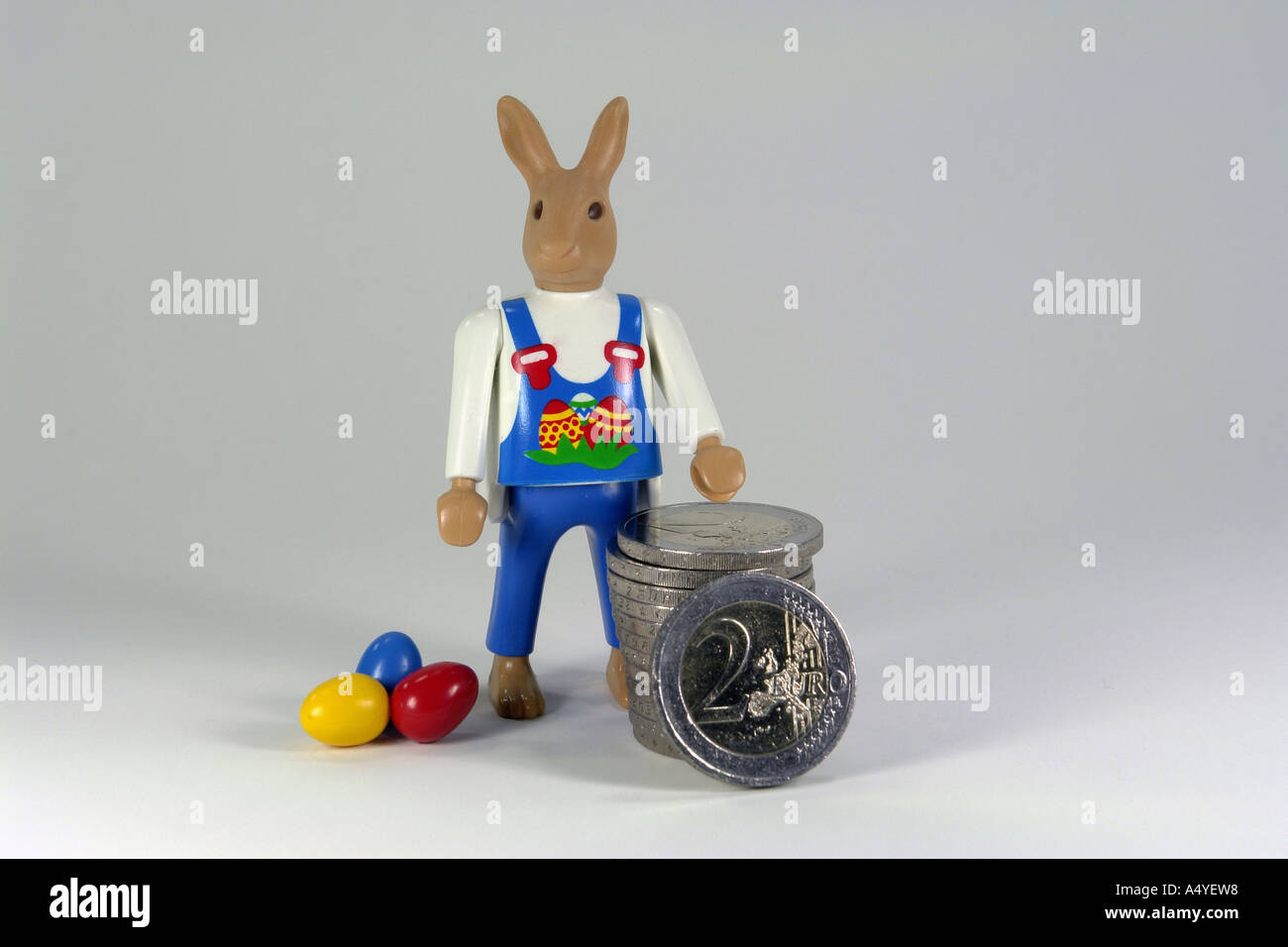Coniglietto di pasqua con le monete in euro come simboli di costosi negozi di pasqua Foto Stock