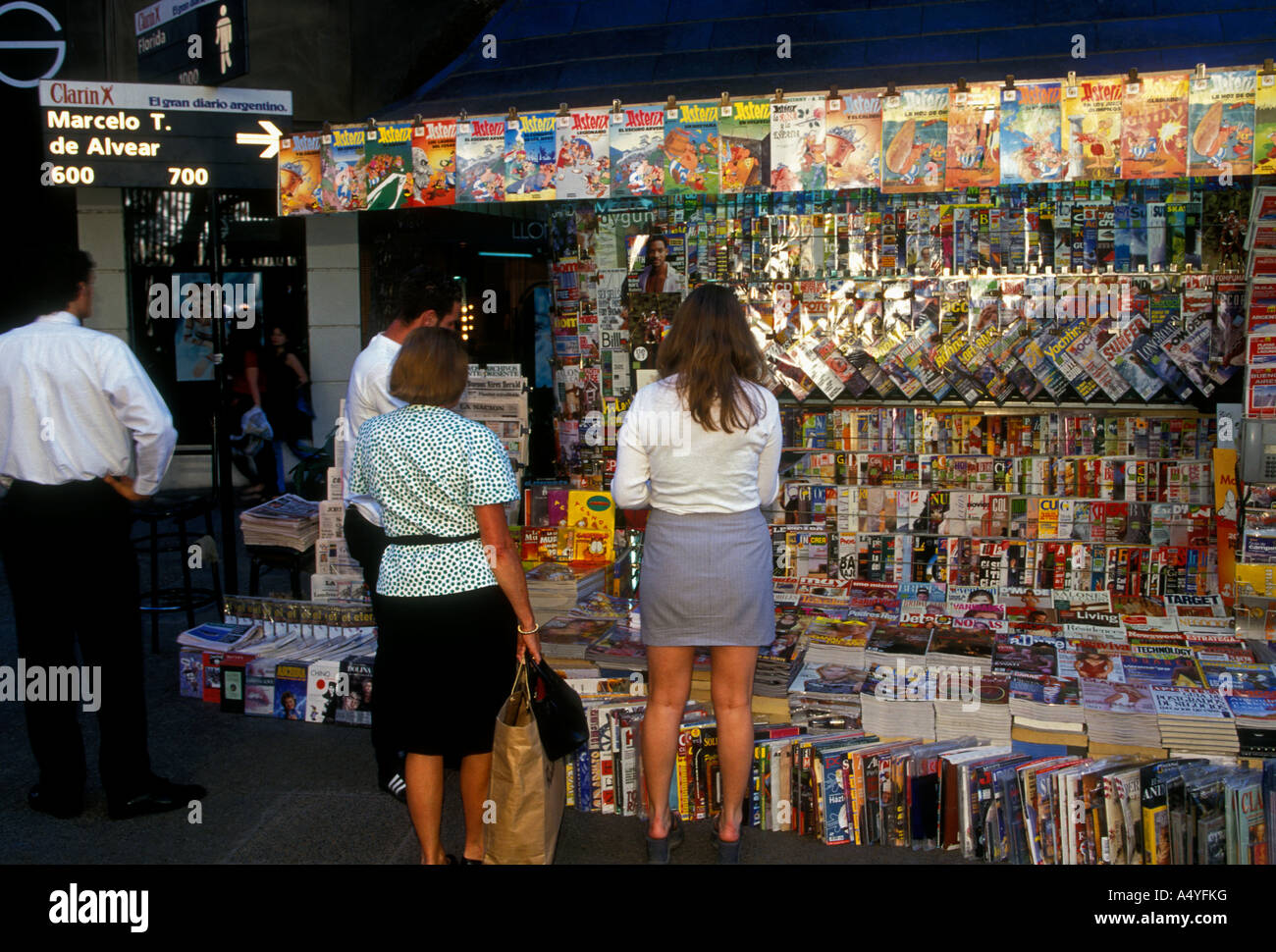Le donne Argentine lettura di riviste, portariviste, edicola, chiosco, kiosko, Calle Florida, Buenos Aires, Provincia di Buenos Aires, Argentina Foto Stock