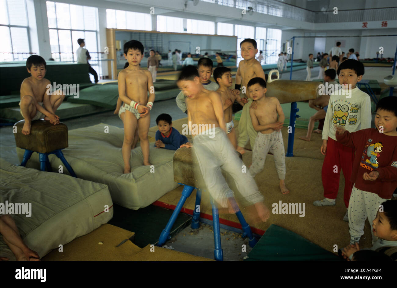 I bambini di fare ginnastica al Li Xiaoshuang ginnastica School di Xiantao di Hubei Cina Foto Stock