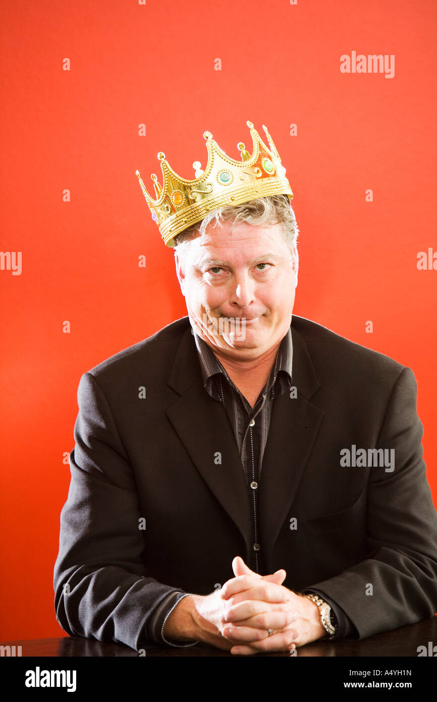 Close up di imprenditore che indossa corona d'oro Foto Stock
