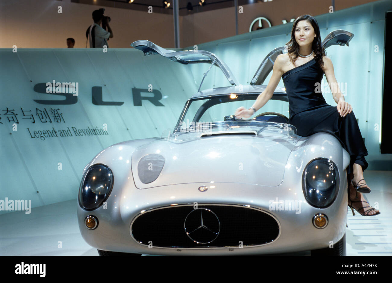 Modello cinese con Mercedes SLK presso l'Auto China 2004 mostra a Beijing in Cina Foto Stock