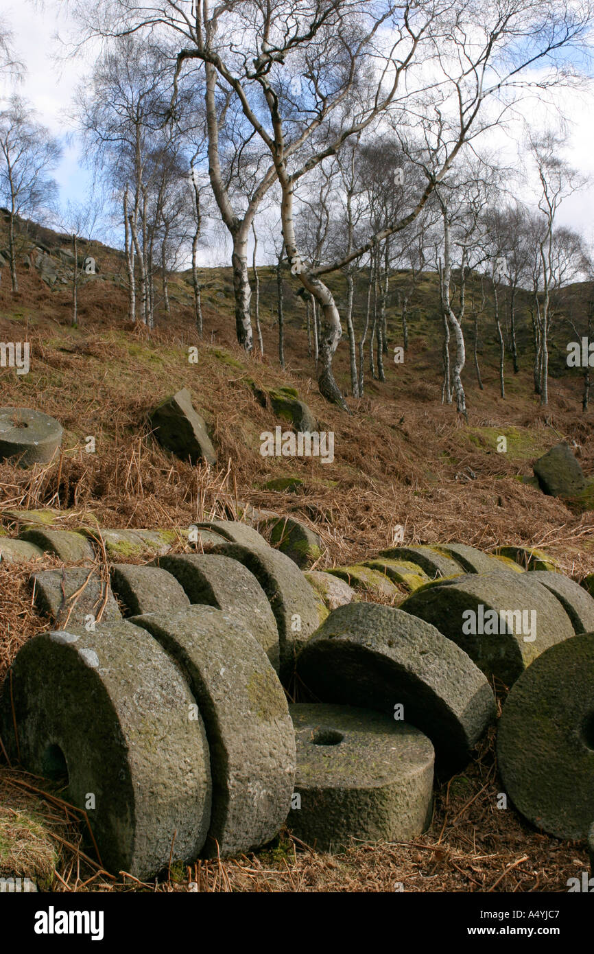 Antichi macine sinistra dietro quando il settore è crollata nel parco nazionale di Peak District derbyshire Foto Stock