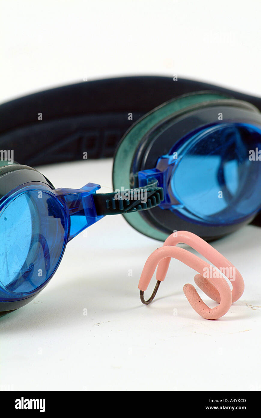 Blue occhiali da nuoto e stringinaso su sfondo bianco Foto stock - Alamy
