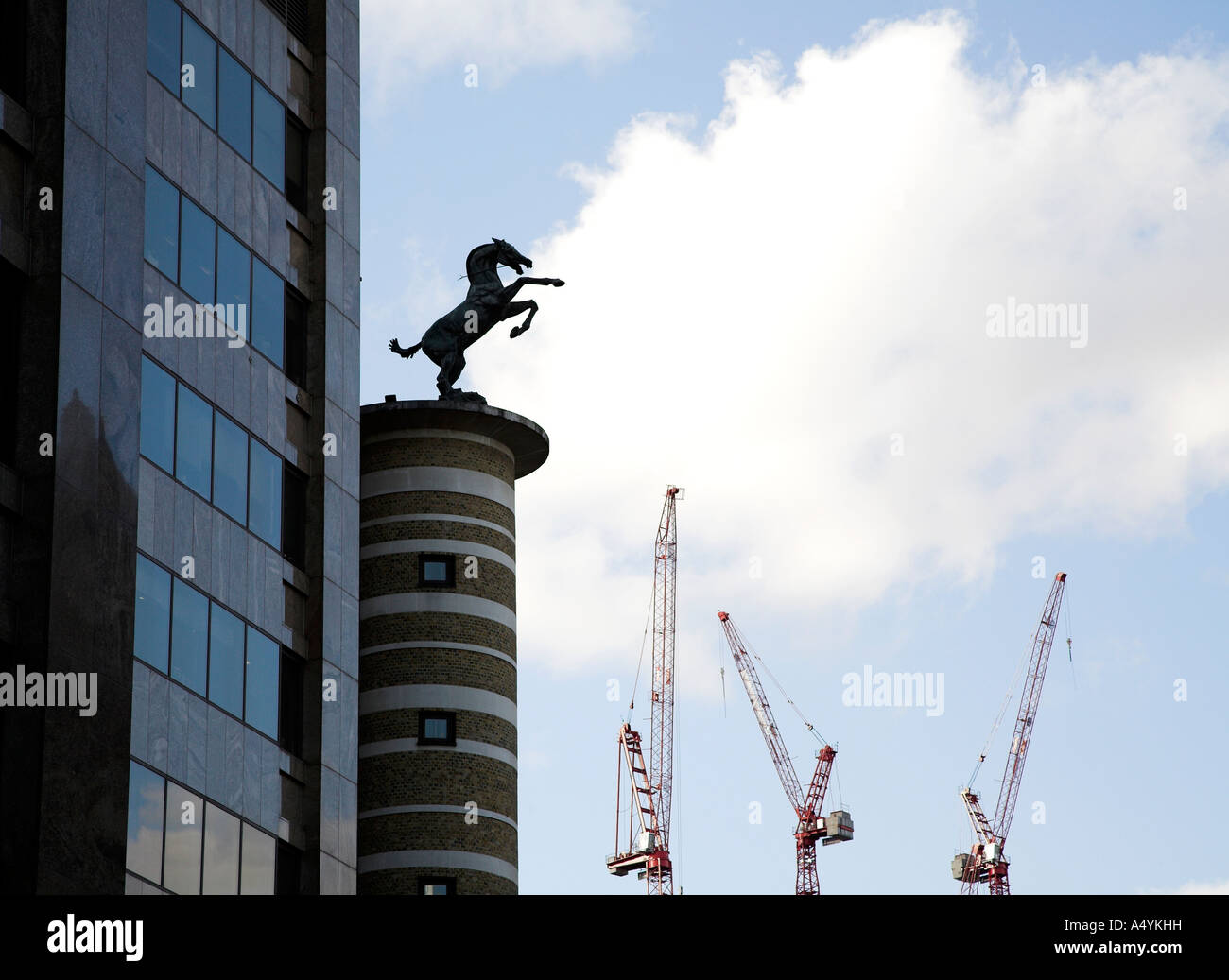 Ufficio di Londra edifici con statua equestre e la costruzione di gru Foto Stock