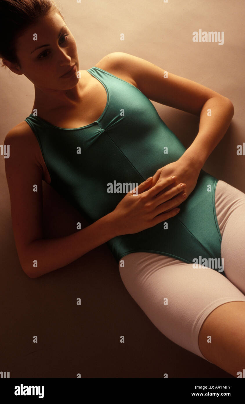 Donna facendo esercizi sul pavimento Foto Stock