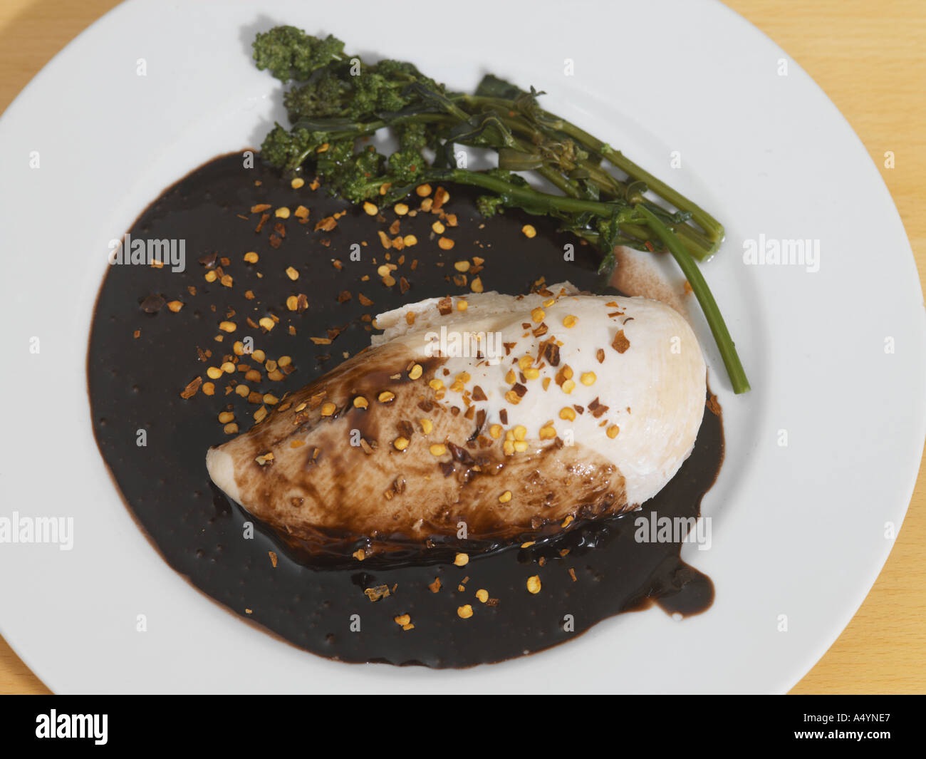 Piatto messicano Mole Poblano pollo con cioccolato e salsa chili Foto Stock