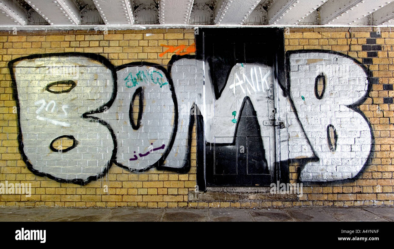 BOMB Graffiti spruzzato su una parete Chelsea Embankment London Inghilterra England Foto Stock