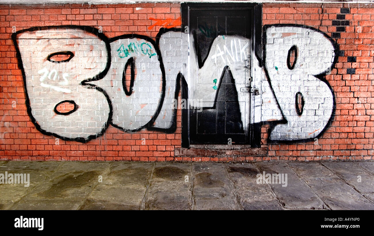 BOMB Graffiti spruzzato su una parete Chelsea Embankment London Inghilterra England Foto Stock