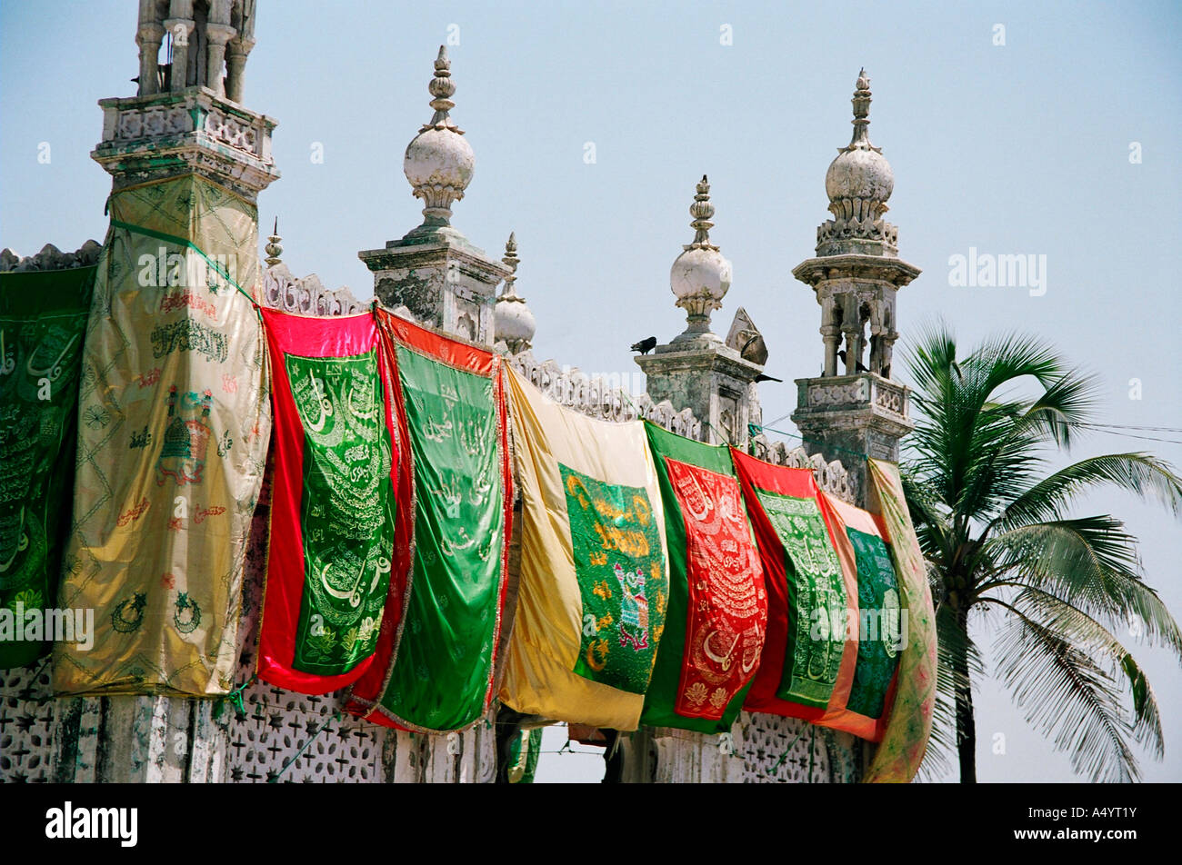 Haji Ali Dargah è una moschea e dargah tomba si trova su un isolotto al largo della costa di Worli in Mumbai India Foto Stock