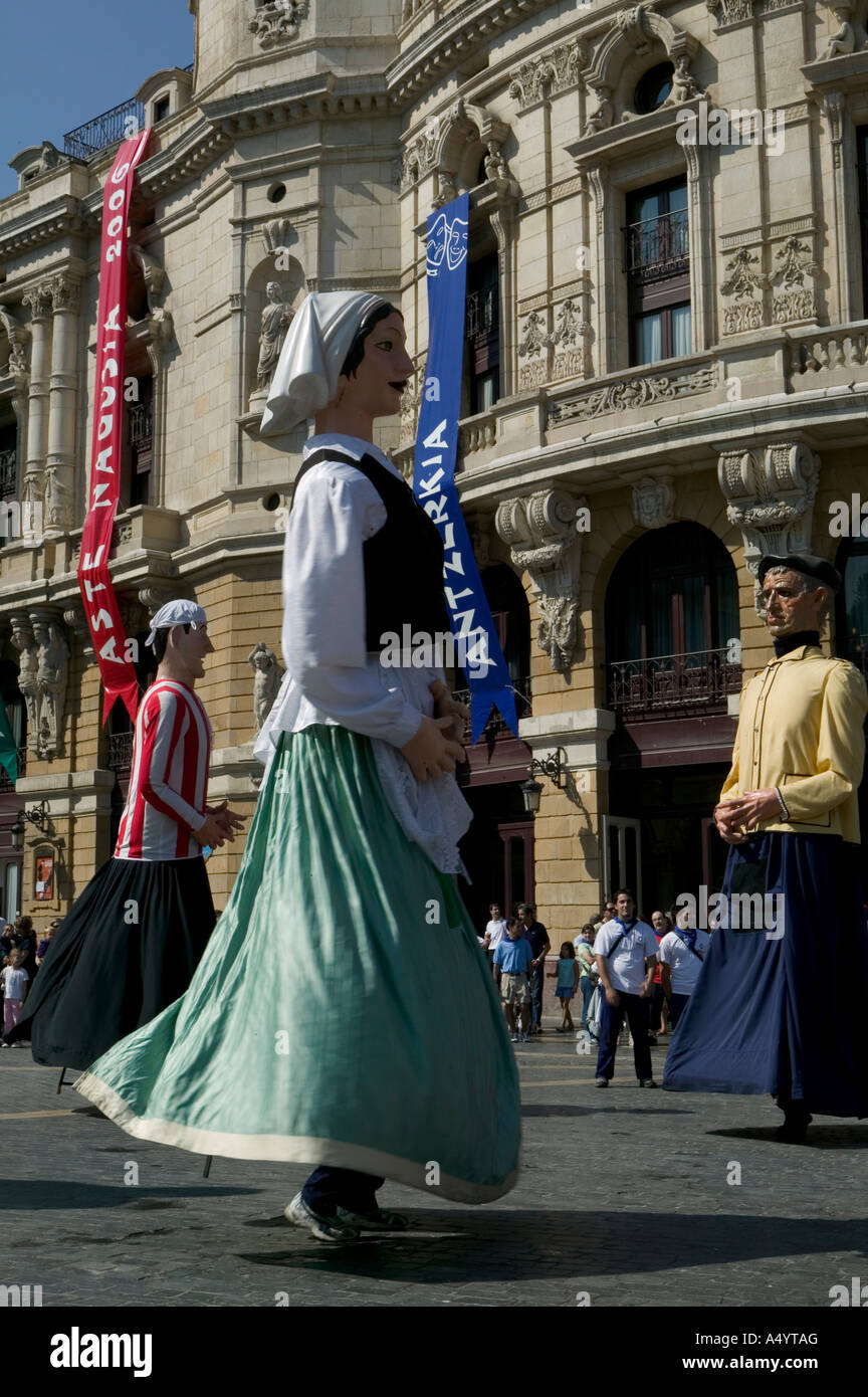 Gigantes (giganti) dancing fuori Teatro Arriaga, Aste Nagusia fiesta, Paesi Baschi, Spagna. Foto Stock