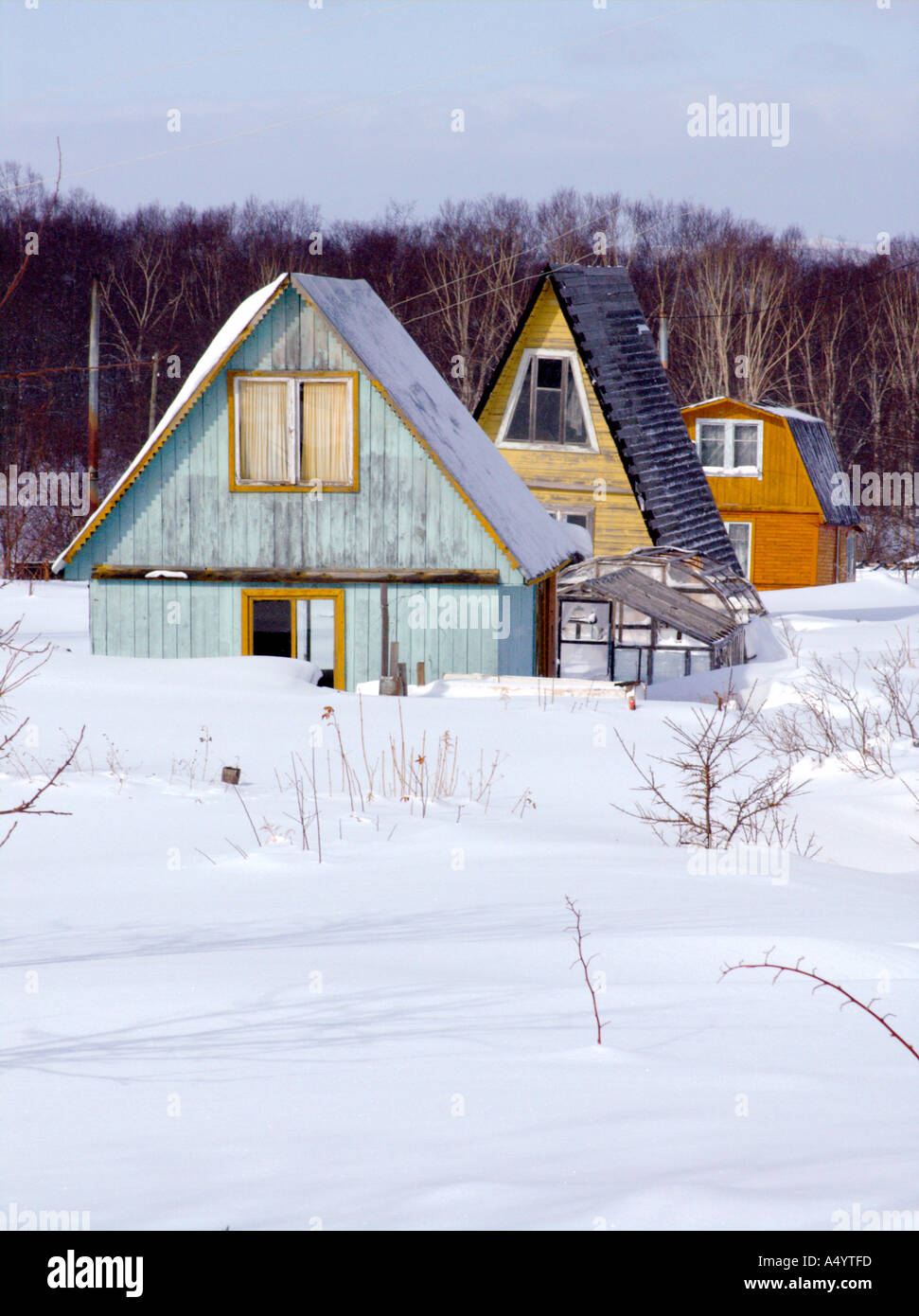 Dachas nella neve durante l'inverno sull isola di Sakhalin in Estremo Oriente Russo 2005 Foto Stock