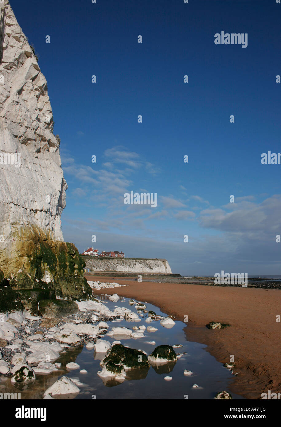 Dumpton Gap, vicino a Broadstairs, Kent, Inghilterra: Parete di una scogliera di gesso, spiaggia sabbiosa e la costa del Kent nord-orientale Foto Stock