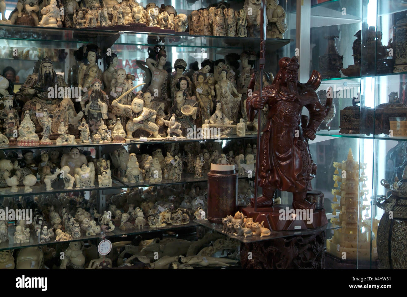dh Hollywood Road SHEUNG WAN HONG KONG negozi di antiquariato mostra pietra avorio statue di legno cina in vendita negozio cinese negozio di prodotti souvenir Foto Stock