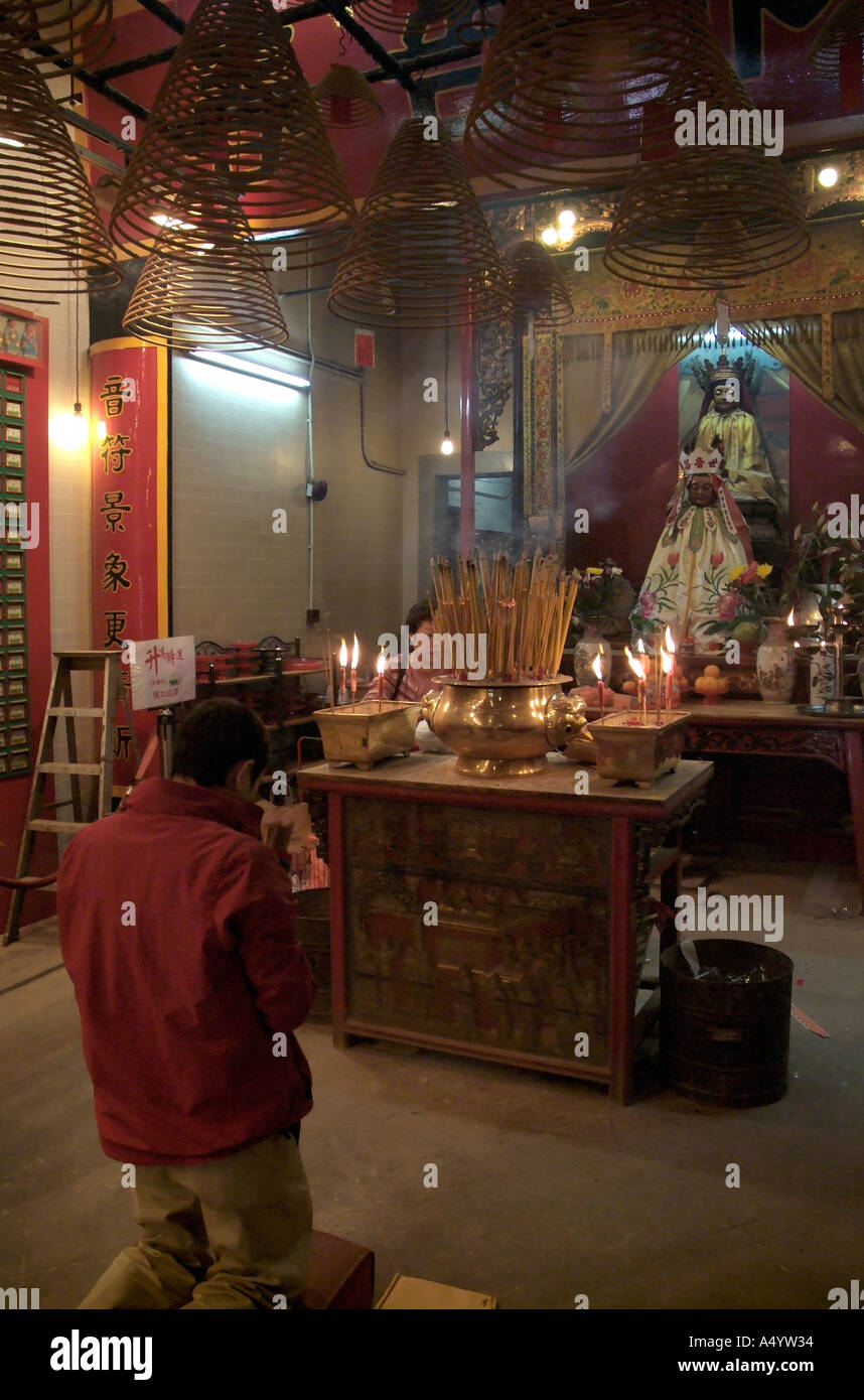 dh Man Mo Temple SHEUNG WAN HONG KONG uomo in preghiera le persone adorano la preghiera taoismo la cina prega confucianesimo preghiere kow tow tao kowtow Foto Stock