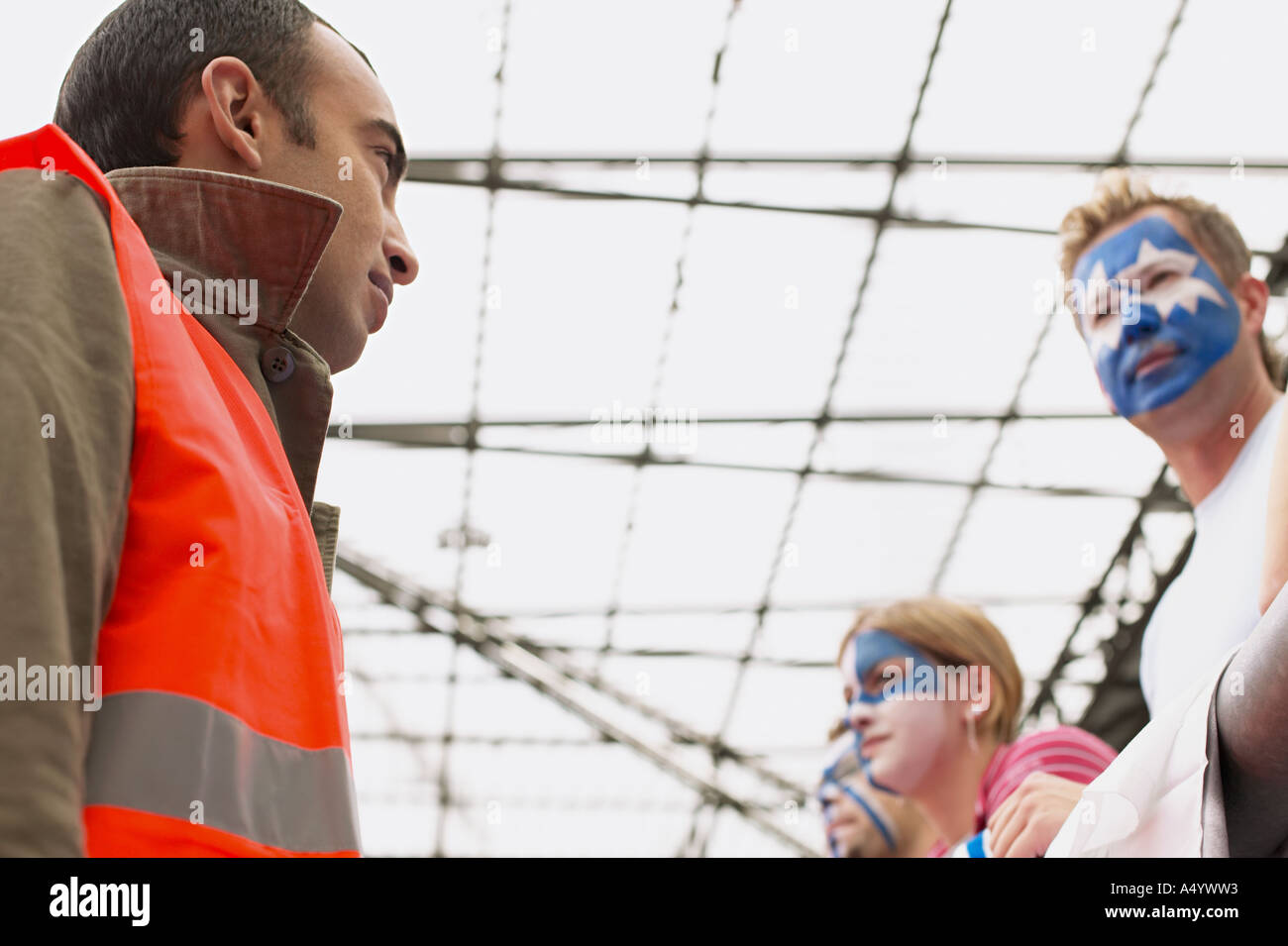 Steward guardando i tifosi di calcio Foto Stock