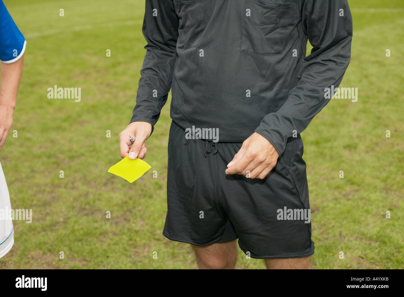 Arbitro dando carta gialla Foto Stock