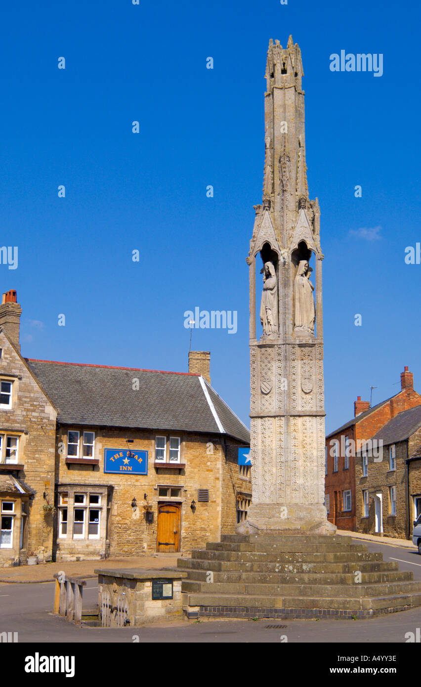 Regina Eleonora Croce e la Star Inn Geddington Northamptonshire Inghilterra Foto Stock