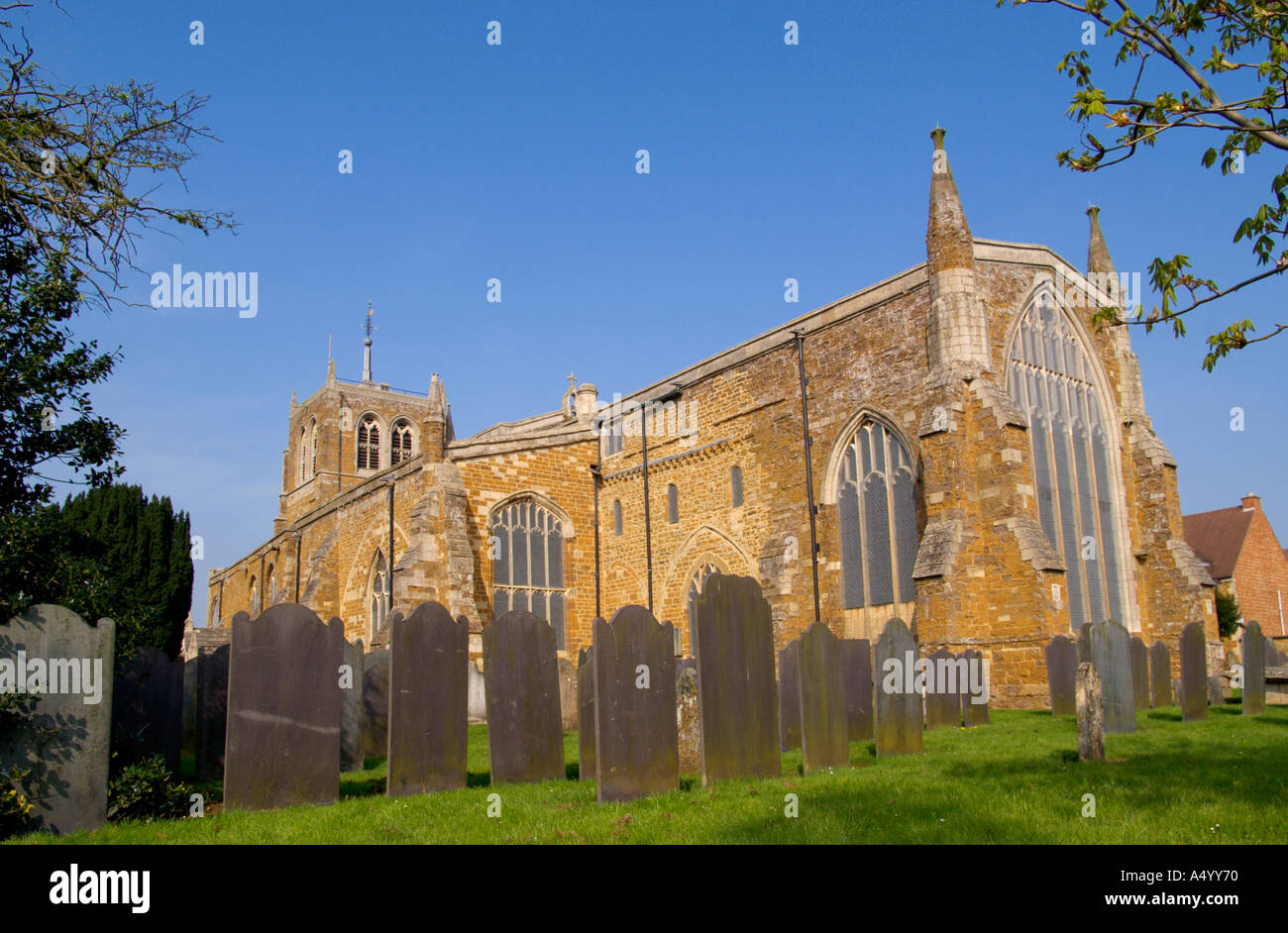 Trinità santa chiesa parrocchiale Rothwell Northamptonshire Inghilterra Foto Stock