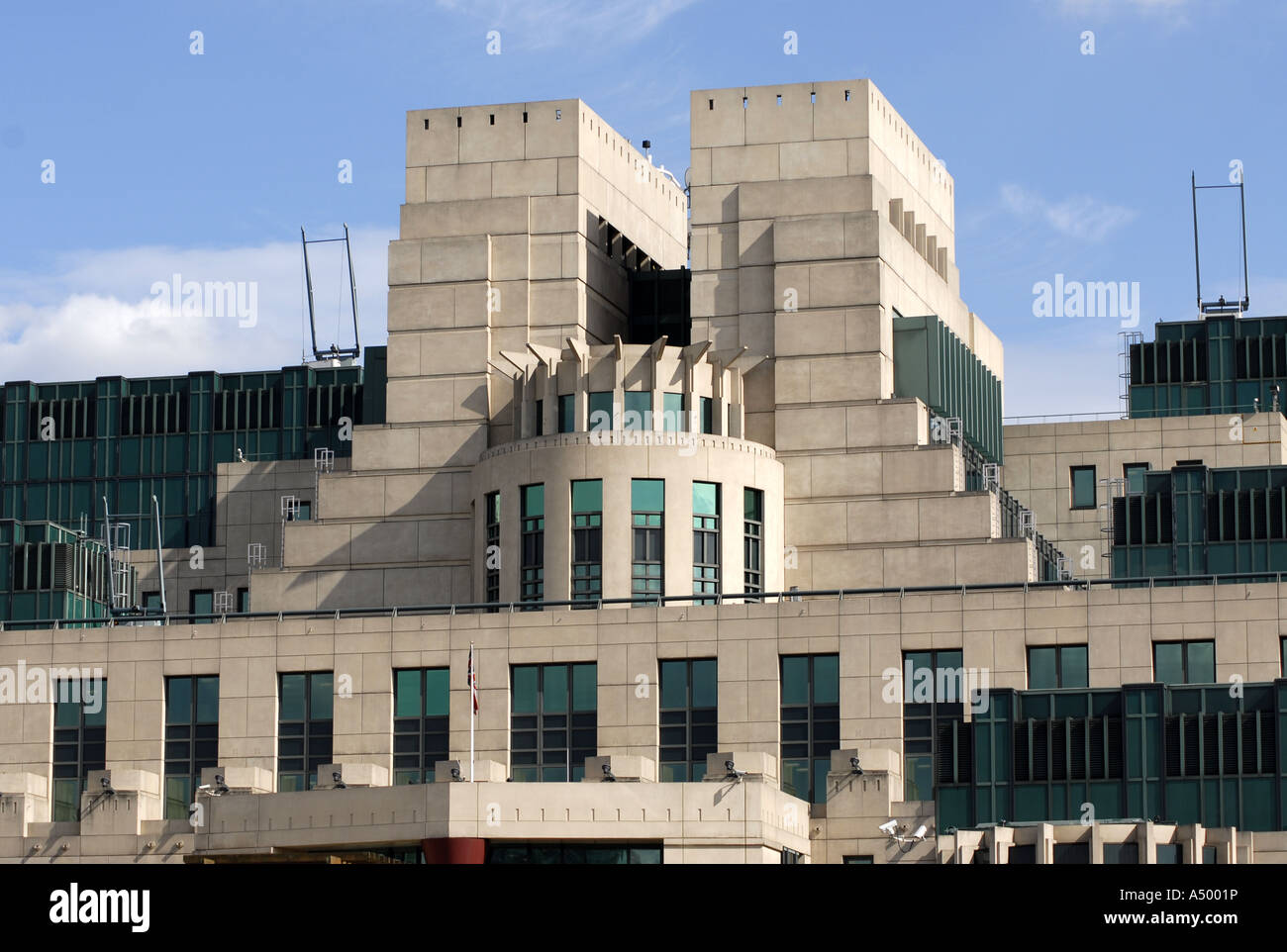 Il SIS Edificio aka MI6 edificio a 85 Albert Embankment London 26 Agosto 2006 Foto Stock