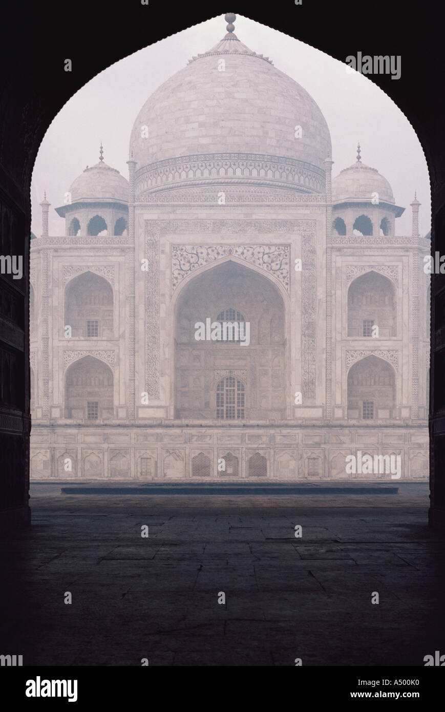 Taj Mahal visto attraverso arch Foto Stock