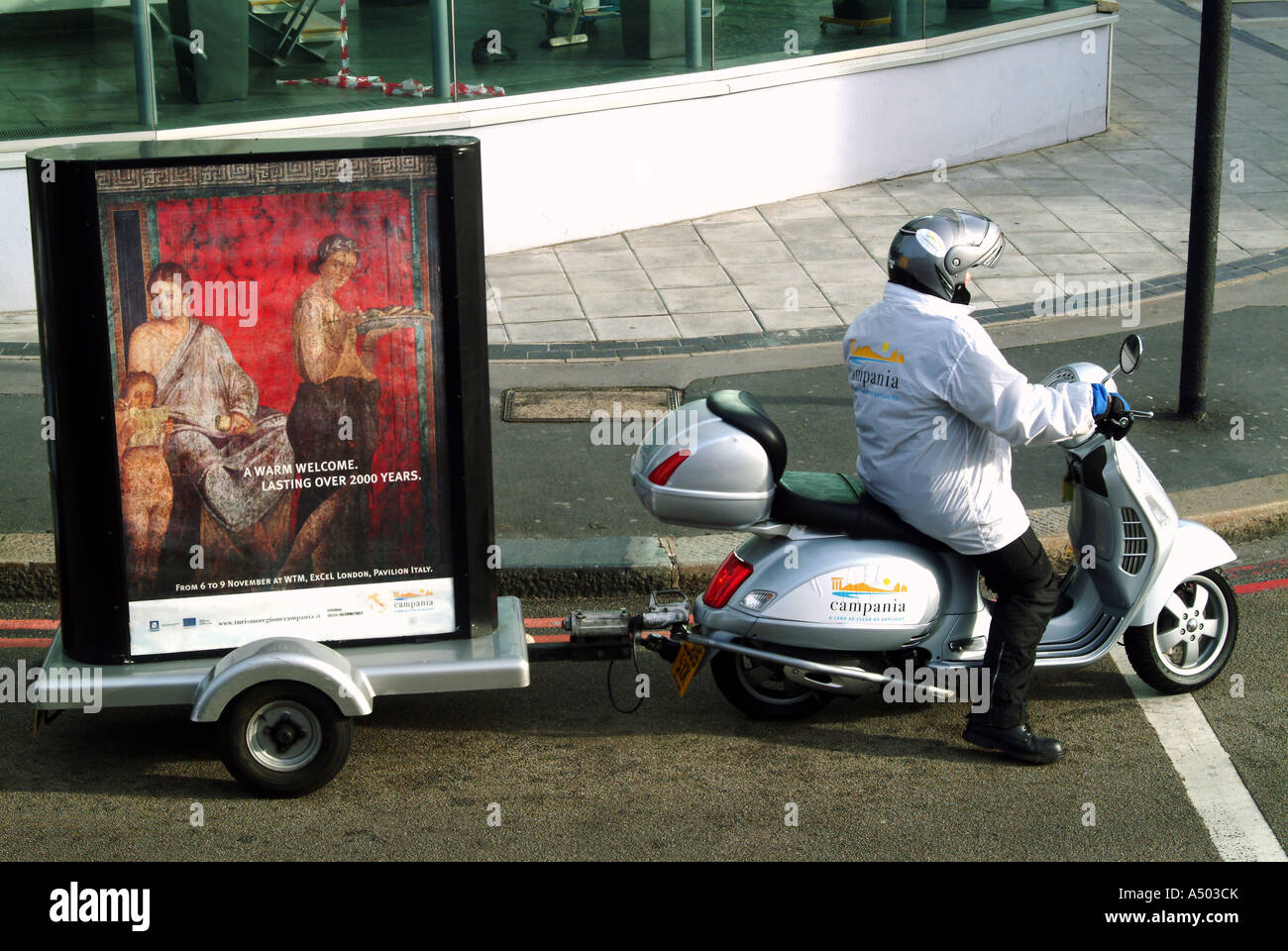 Scooter con un cartellone pubblicitario rimorchio in Londra Foto stock -  Alamy