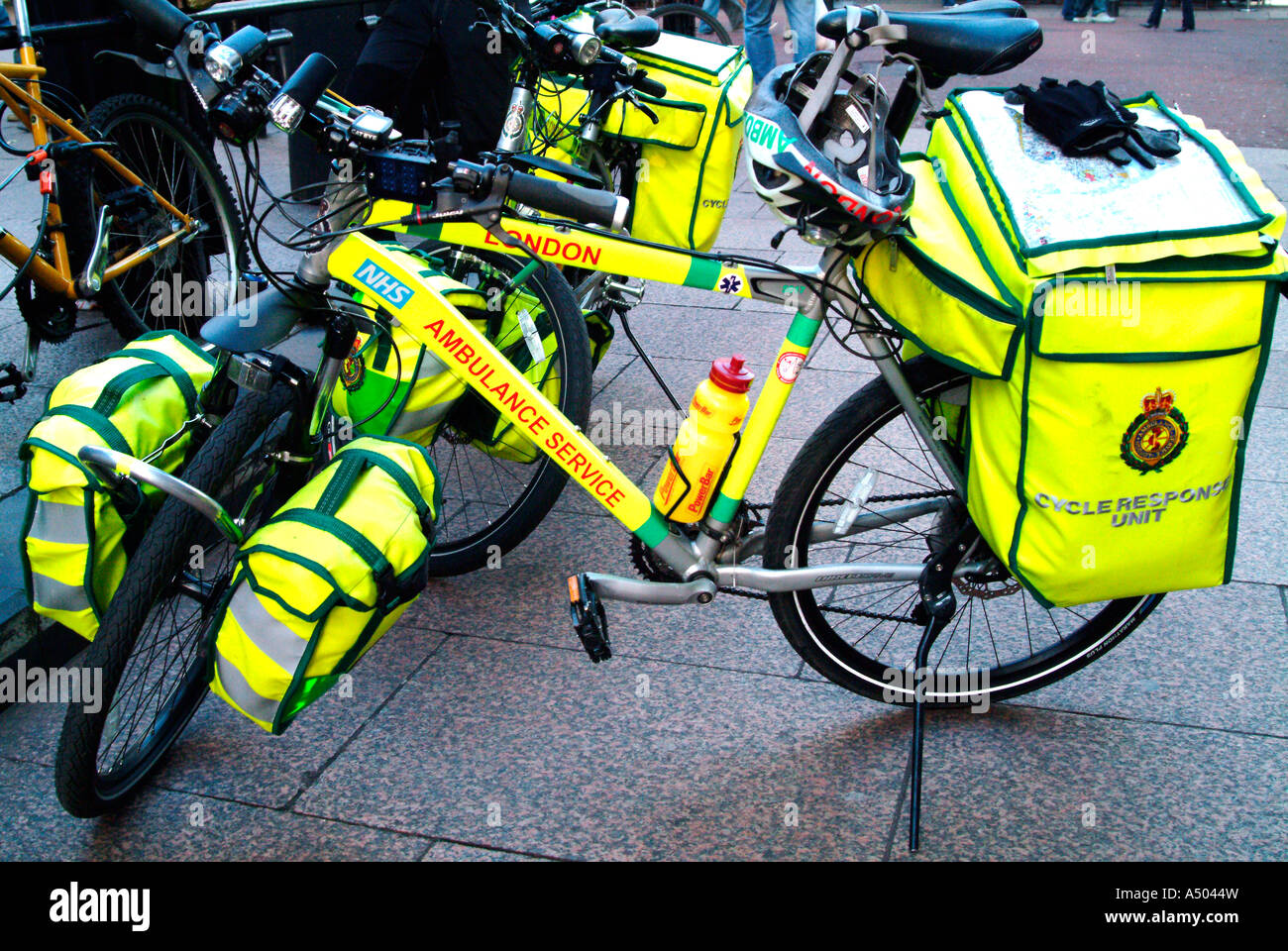 NHS London Ambulance Service personale paramedico in bicicletta in Londra Foto Stock