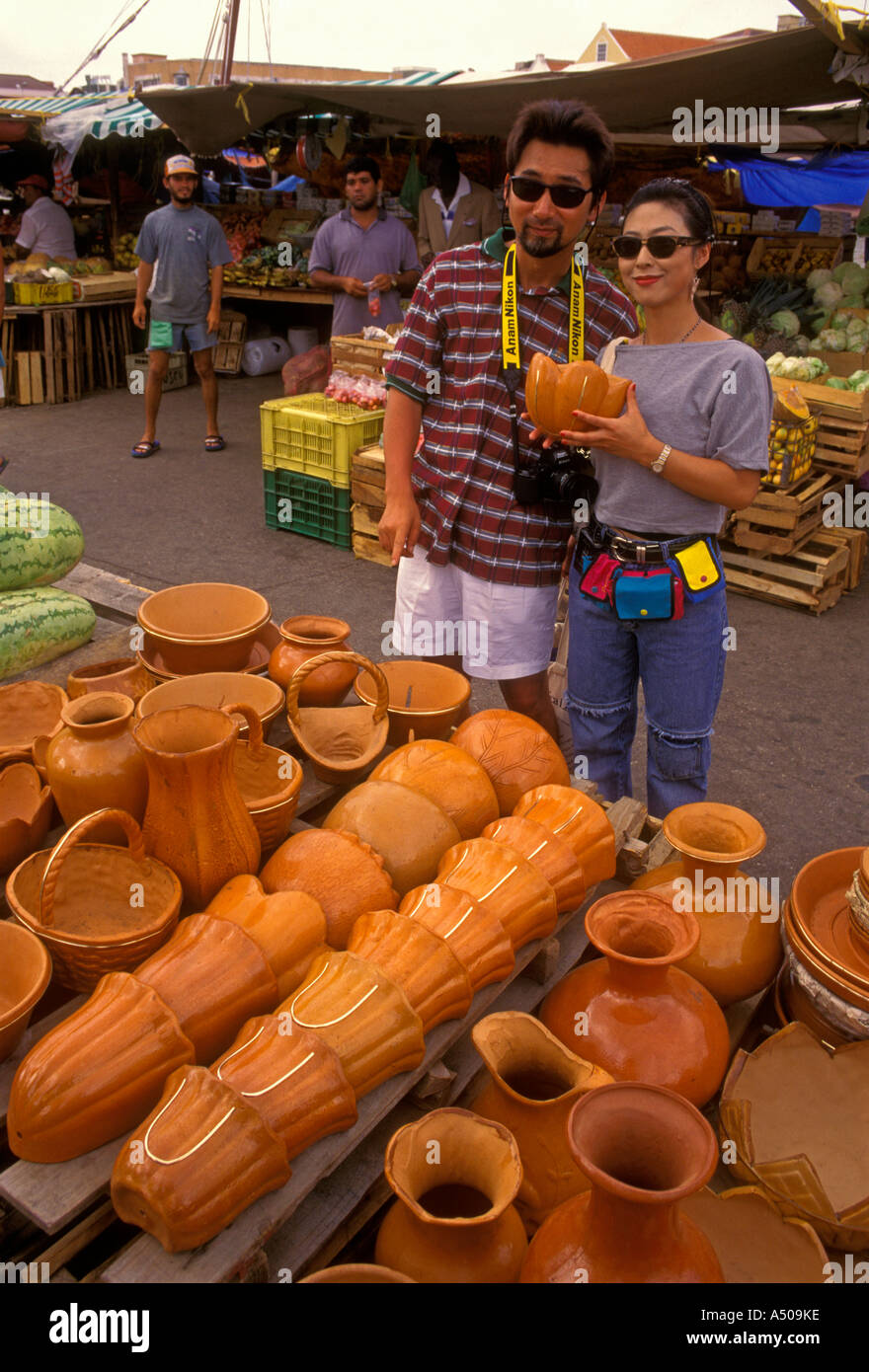 Coreani del sud, sud coreano turisti, turisti, uomo e donna, giovane, shopping, mercato galleggiante, quartiere di punda, Willemstad, Curacao, CARAIBI Foto Stock